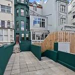 Narrow House - Free Parking By My Getaways