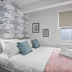 Narrow House - Free Parking By My Getaways